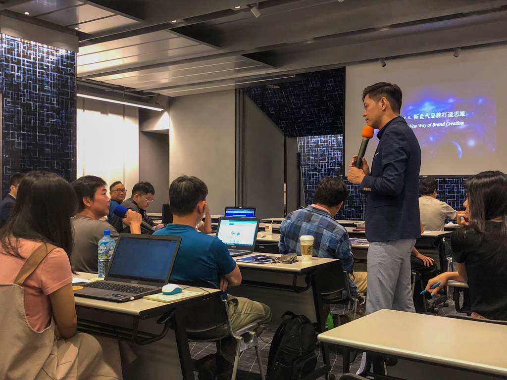 新北經發局今年組成電商顧問團，協助新北企業解決各項疑難雜症，將商品上架虛擬通路；圖為108年跨境電商二代培訓群鷹班。 圖：新北市經發局提供