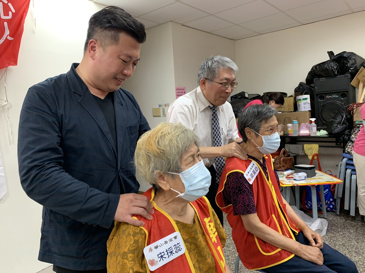新北市議員張志豪參與華山基金會舉辦的《愛老人‧中秋亮起來》公益關懷活動。  圖：張志豪提供
