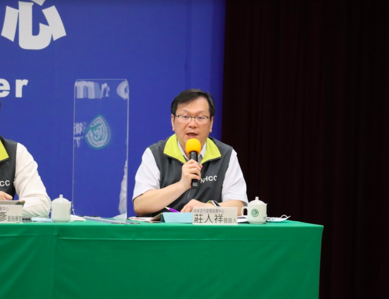 香港今天傳出一名確診個案，自台灣返港後於隔離期間確診，中央流行疫情指揮中心發言人莊人祥表示，已經和港方聯絡。 圖：中央疫情指揮中心／提供