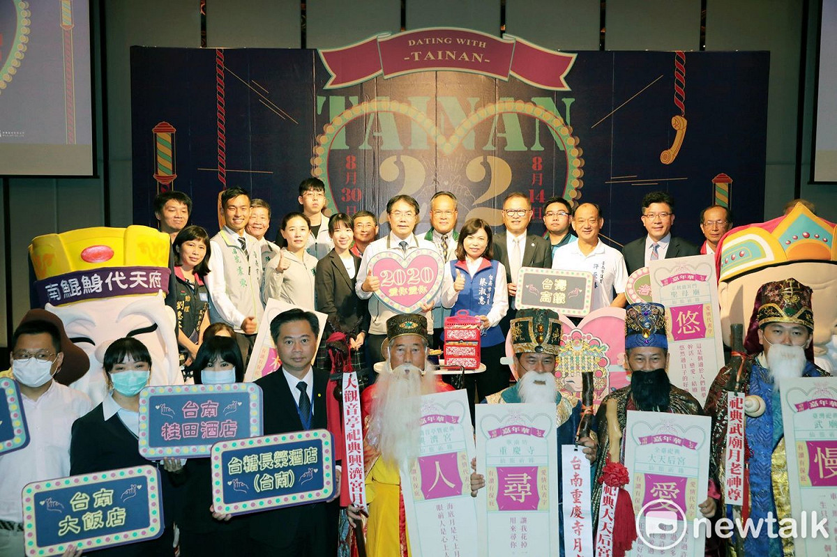 「台南七夕嘉年華」今日舉行《2020老派約會》系列活動記者會，由台南市長黃偉哲偕同7大月老邀請全國朋友在七夕這個專屬於愛的節日裡，一起走進台南，感受一場「全糖式」的老派戀愛甜蜜滋味。 圖：黃博郎／攝