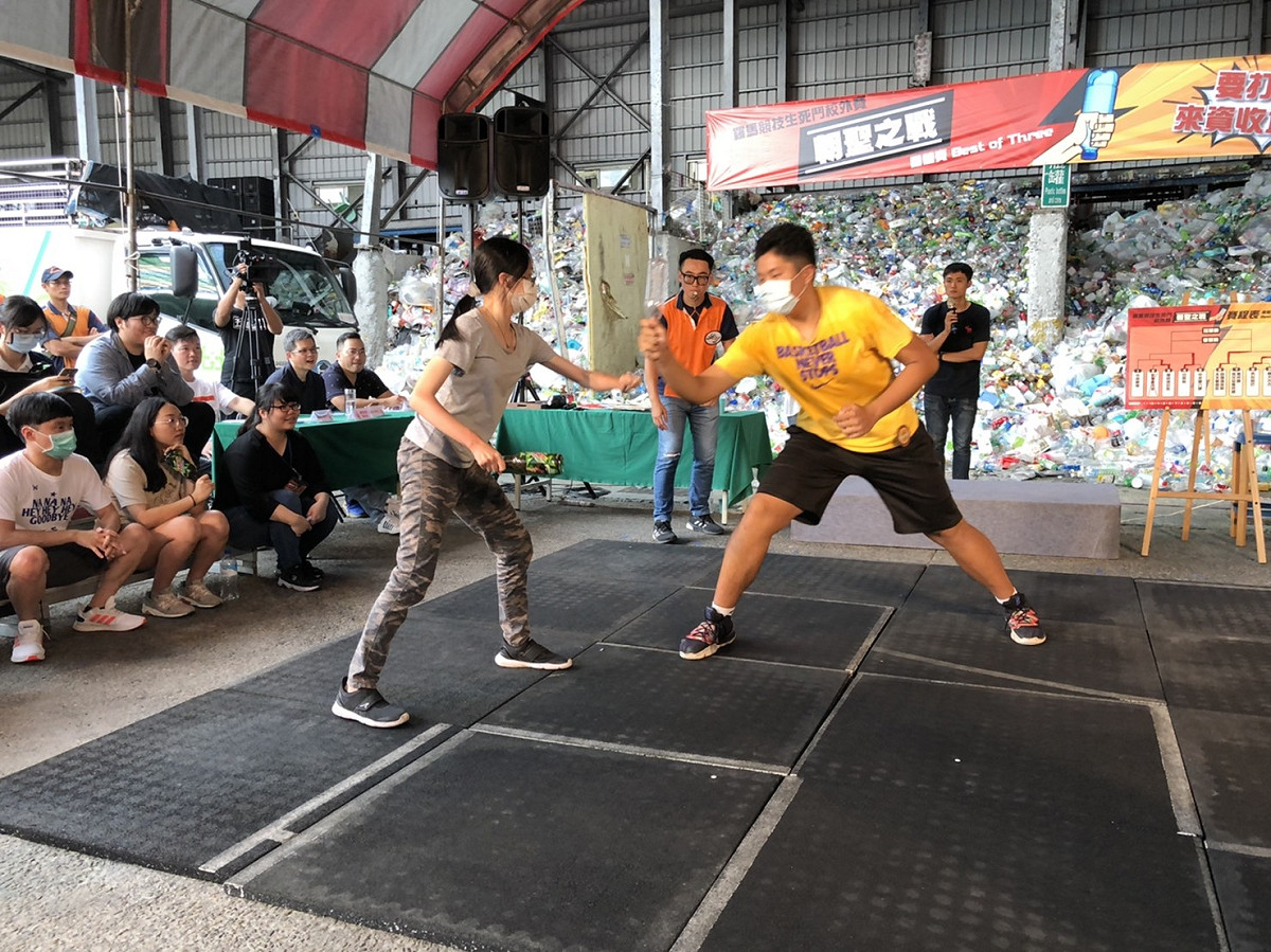「羅馬競技生死鬥校外賽-朝聖之戰」對戰中女選手表現出靈巧不讓鬚眉的精神，並勇於參戰。  圖：新北市環保局提供