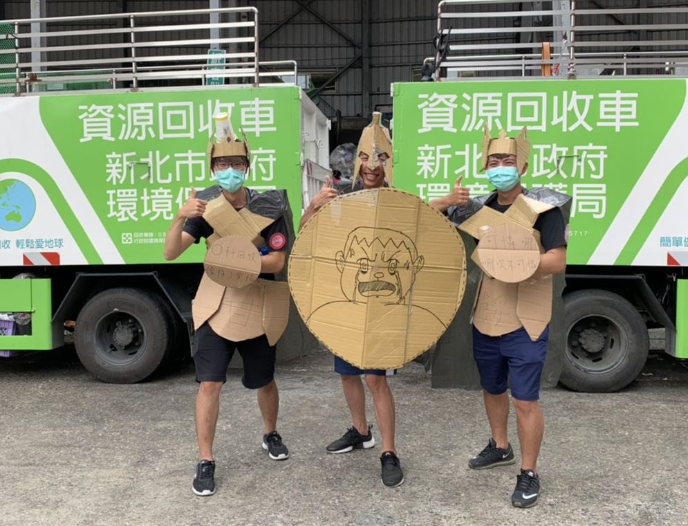 參賽團隊「甘安餒」別出心裁運用資源回收物，精心裝扮成角鬥士迎戰，勇奪最佳造型獎。 圖：新北市環保局提供