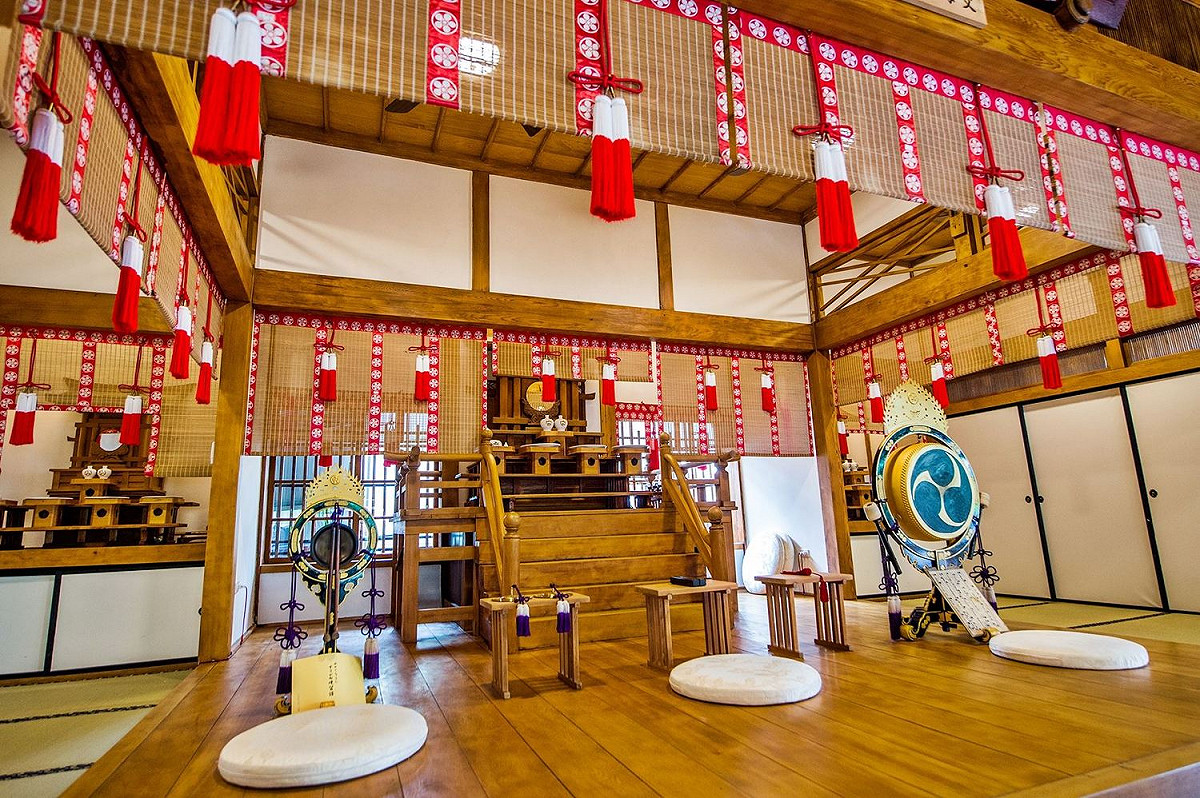 嘉義天理教東門教會為保存良好大型檜木建築，內部裝潢典雅莊嚴。 圖：嘉義市政府／提供