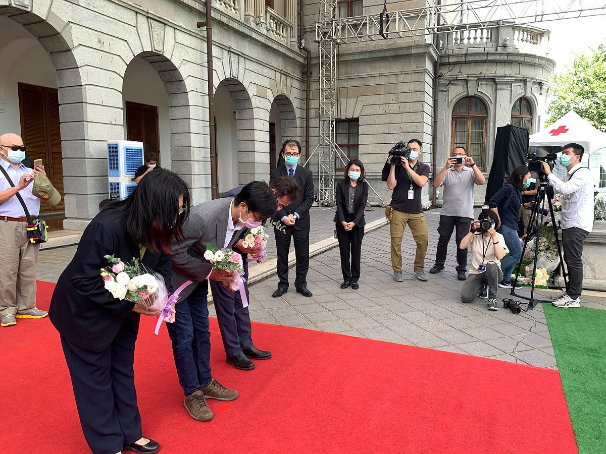管碧玲、陳其邁、鄭運鵬3人向李登輝遺像鞠躬致敬。 圖：翻攝自陳其邁臉書
