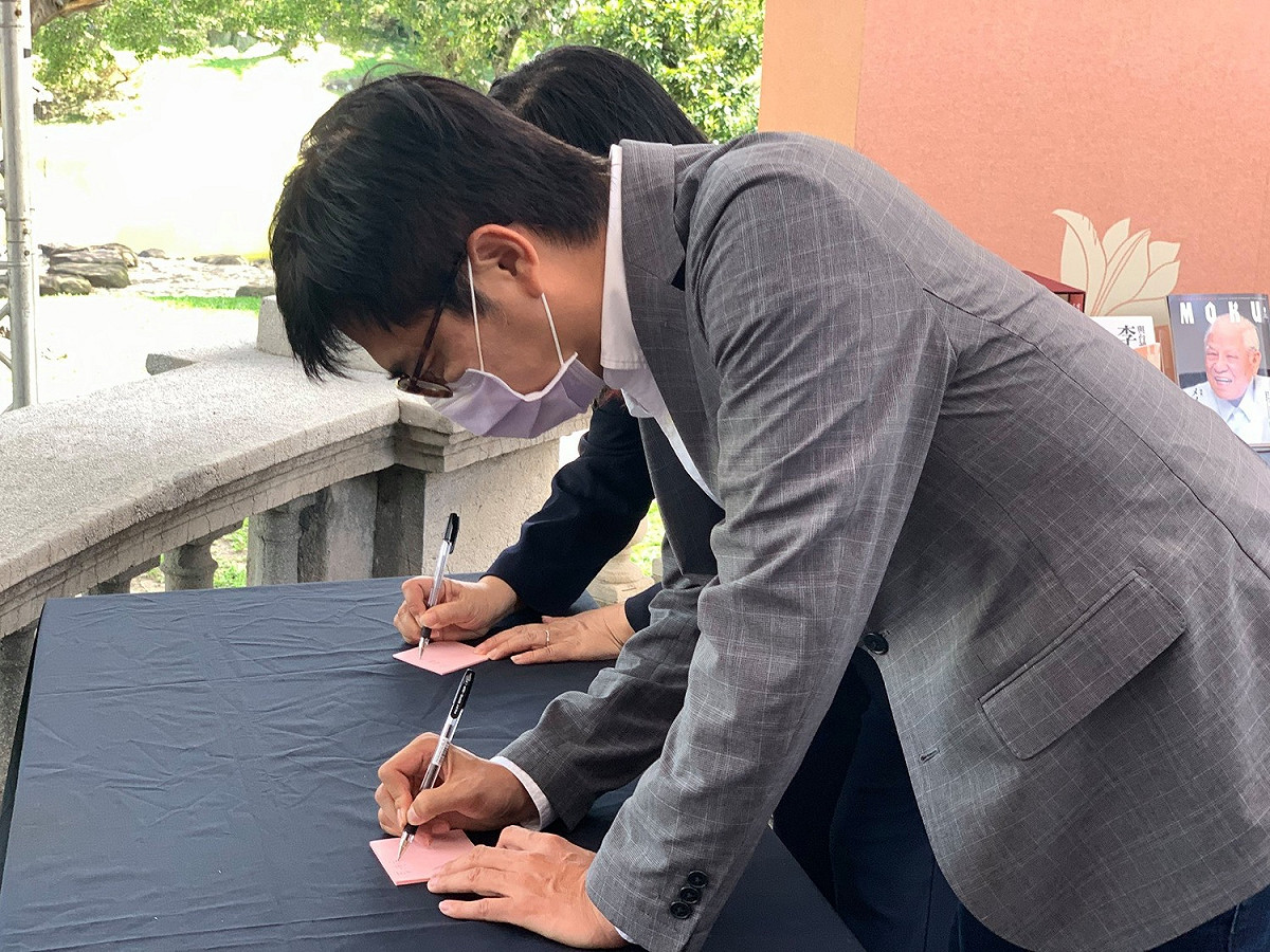 陳其邁正在寫追思紙條。 圖：翻攝自陳其邁臉書