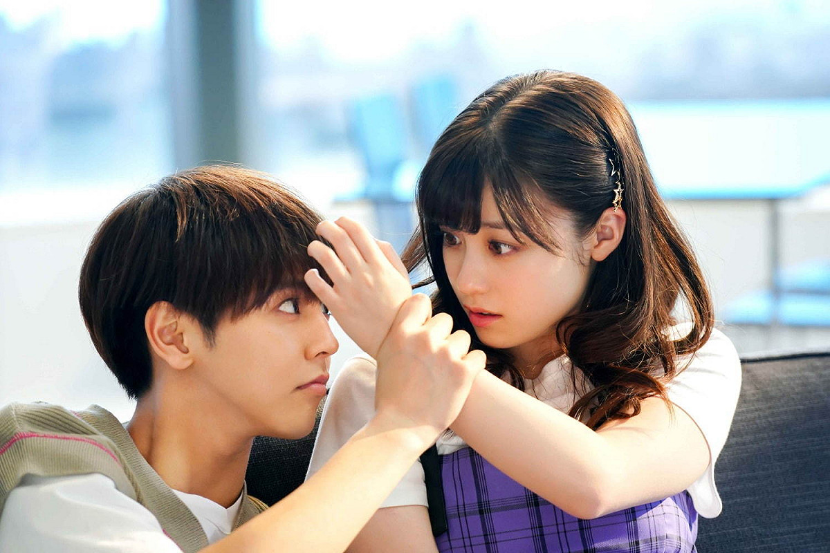 片寄涼太和橋本環奈有著28公分的「最盟身高差」。 圖：翻攝自IMDB《午夜0時的吻》