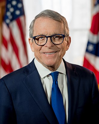 俄亥俄州州長狄懁恩 (MIke DeWine) 在星期二說：「這就像野火散播一樣，非常可怕。」、「我們知道那些基於信仰的領袖，只想要保護那些來朝拜的人。」 圖：截取自維基百科