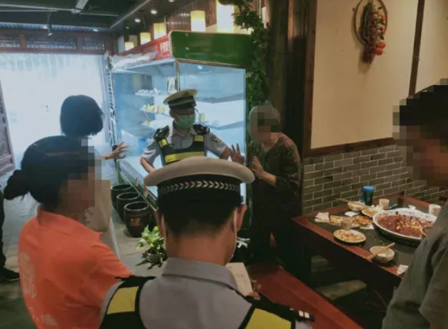 中國重慶沙區民眾懷疑老闆送上來的食材重量偷工減料。 圖 : 取自哈爾濱日報。