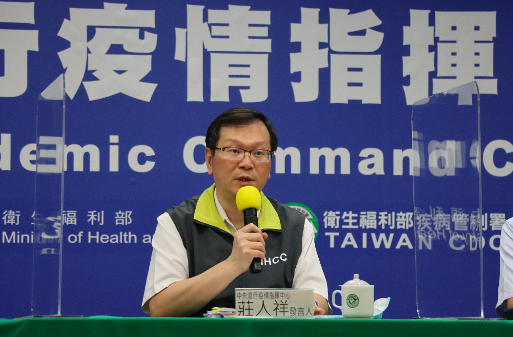對於外界提議入境或居家檢疫期滿後進行「普篩」，指揮中心歸納國內外經驗，認為維持現行策略最好。指揮中心發言人莊人祥於記者會說明。 圖：中央流行疫情指揮中心提供