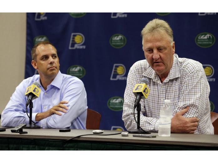 曾任印第安納溜馬總裁的傳奇球星「大鳥」Larry Bird（右）。 圖／美聯社／達志影像