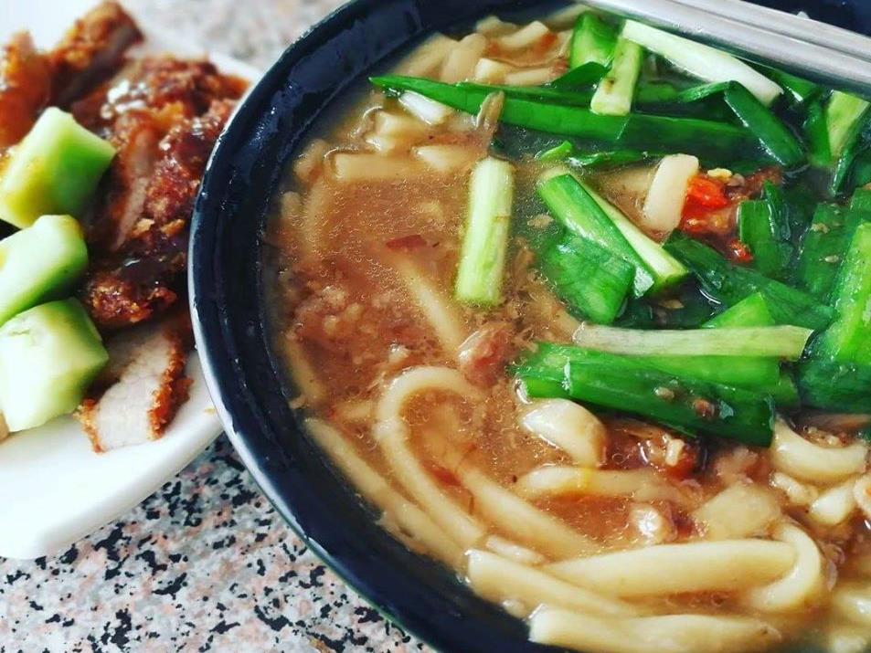台中大麵羹麵湯常如一般羹湯黏稠，麵條常帶有濃厚鹼味。 圖：老蔡大麵焿粉絲專頁