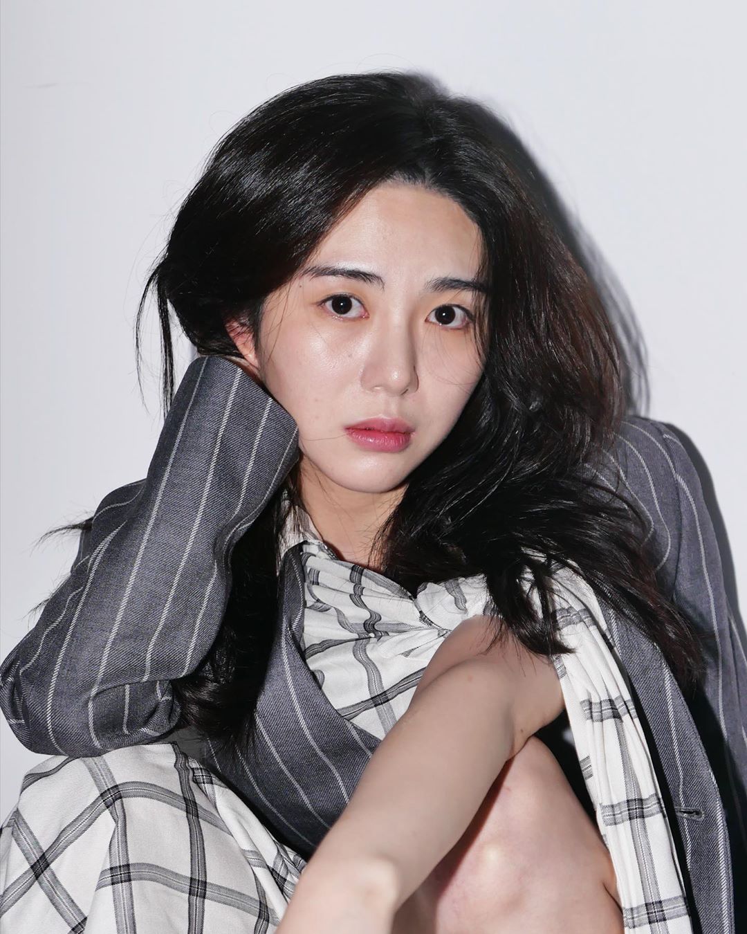 韓女團AOA前成員珉娥今日凌晨再po自殘照嚇壞粉絲。 圖：翻攝自AOA前成員珉娥IG