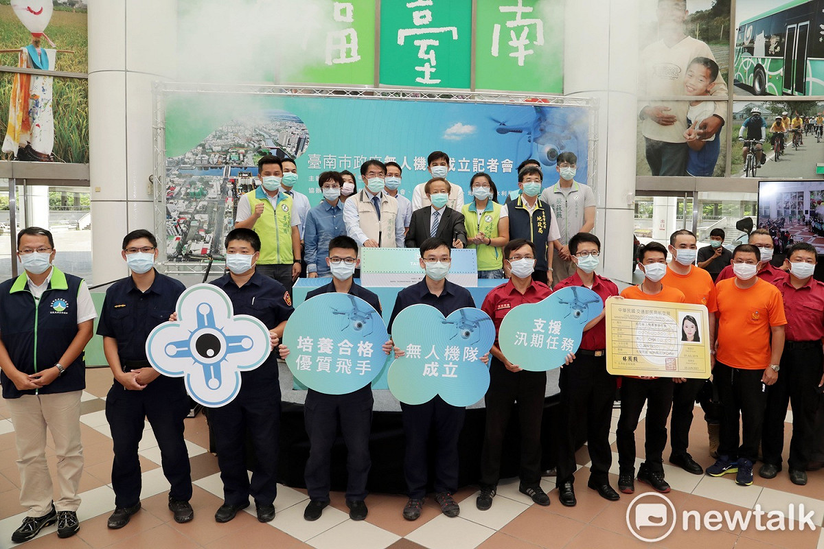 台南市長黃偉哲偕同南科管理局長林威呈及南市府23位無人機專業高級操作證照飛手，宣示全國第一地方政府無人機隊正式成軍。 圖：黃博郎／攝