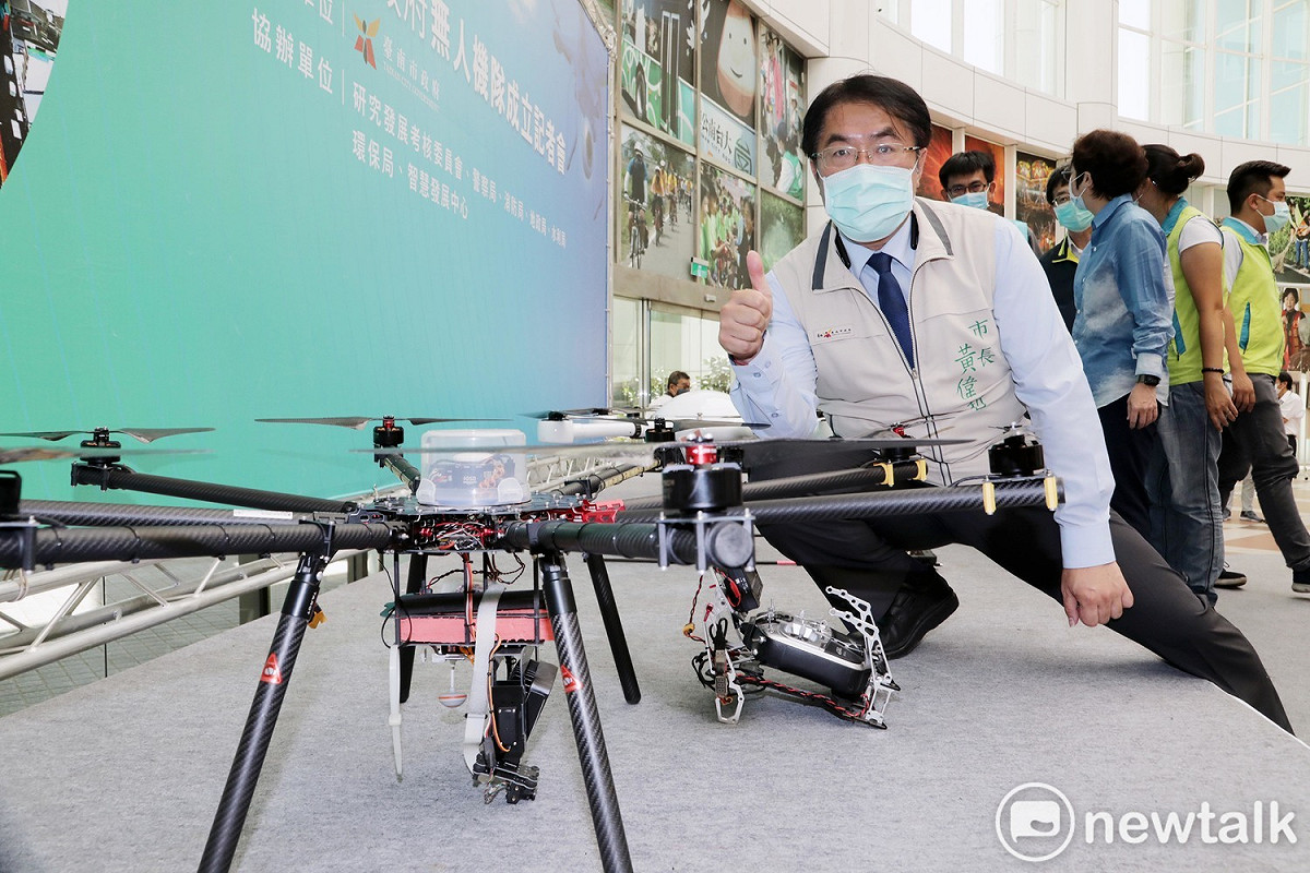黃偉哲對無人機未來如何廣泛運用情形十分關心。 圖：黃博郎／攝