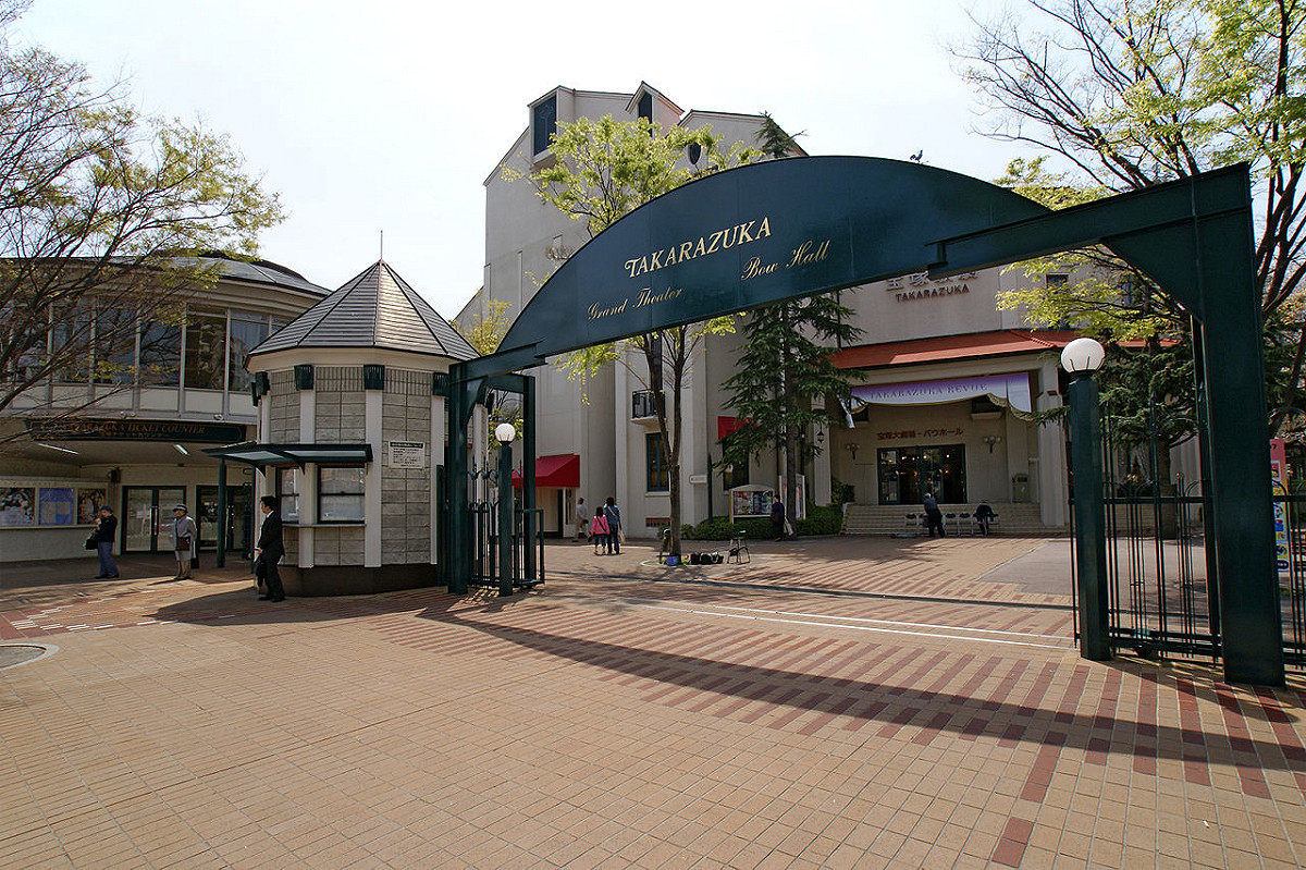日本兵庫縣政府6日表示，寶塚歌劇團的演員與工作人員已有11人確診武漢肺炎，認定為群聚感染。 圖：取自維基百科