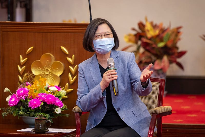 蔡英文期勉獲獎同學能夠懷抱志向，繼續學習科學、參與科學研究，同時也能關心社會 圖：總統府／提供