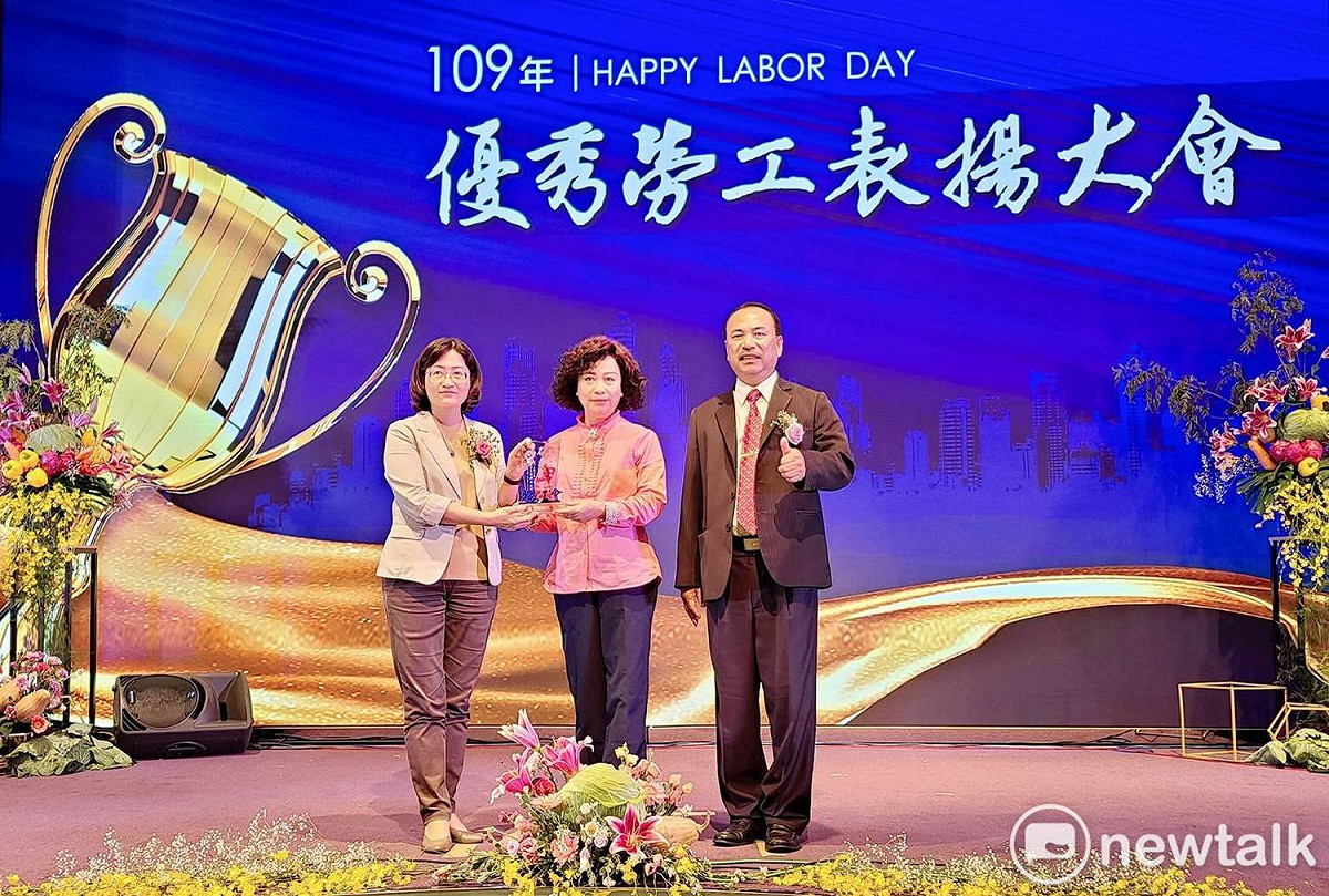 臺中市腳底按摩職業工會監召人江春瑟（中）開心表示今年很高興得積優工會，已經連續第八年獲殊榮，每年主動參加評鑑，能得獎對工會來說是一種榮譽。 唐復年/攝