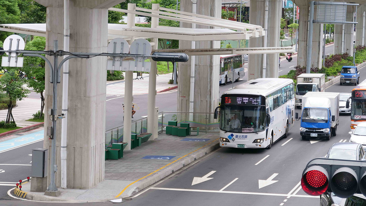 新莊區思源路往北（五股）方向快車道的外側車道調整為公車優先道。  圖：新北市交通局提供