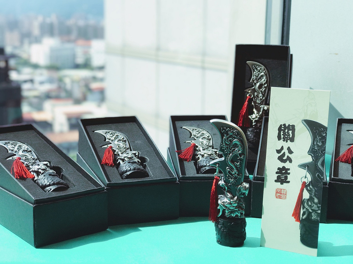 關公章刀身以不銹鋼打造，並經新莊武聖廟法會加持，歡迎民眾上網留言開好運。 圖：新北市民政局提供