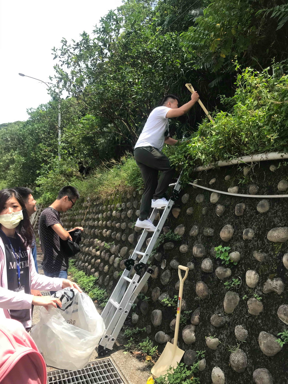 稽查員爬上邊坡蒐證。  圖：新北市環保局提供