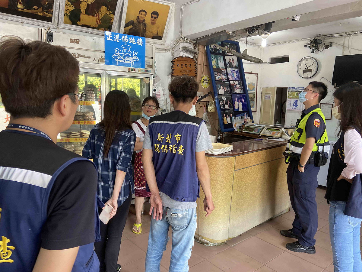 稽查員會同派出所員警進入店家查核作業情形。 圖：新北市環保局提供