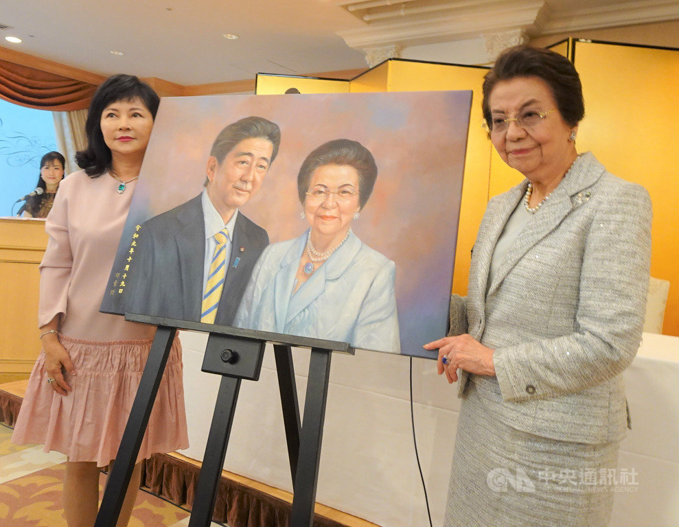 安倍晉三母親安倍洋子（右）素有日本「政壇教母」封號。圖為台灣藝術家贈畫給安倍洋子。 圖：中央社／提供 （資料照）