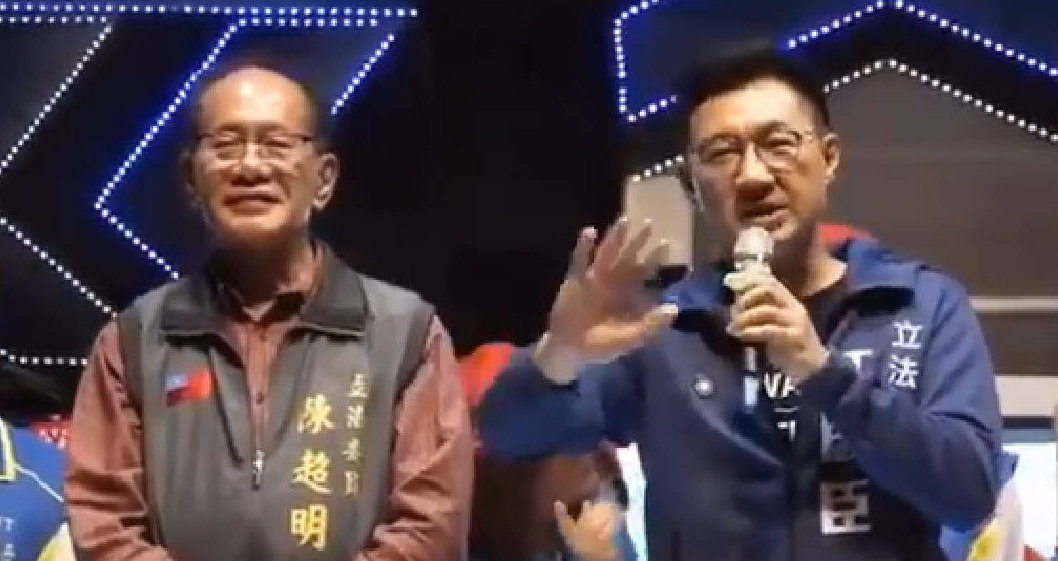江啟臣(右)曾幫受賄被羈押的陳超明站台助選。 圖：翻攝直播畫面（資料照）