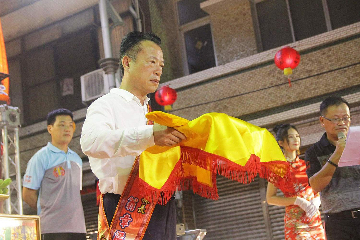 嘉義縣長翁章梁出席新塭嘉應廟「南巡北狩」活動，頒授尚方寶劍。 圖：嘉義縣政府/提供