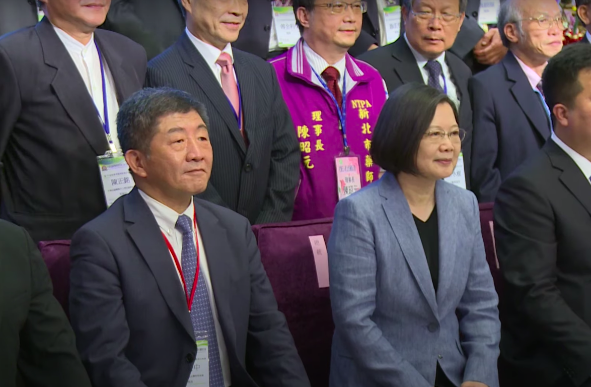 總統蔡英文與衛福部長陳時中昨（6）日晚間出席西藥商業同業公會活動，透露雙方曾為了口罩14天9片還是10片「吵一陣子」。 圖：擷取自總統府Youtube