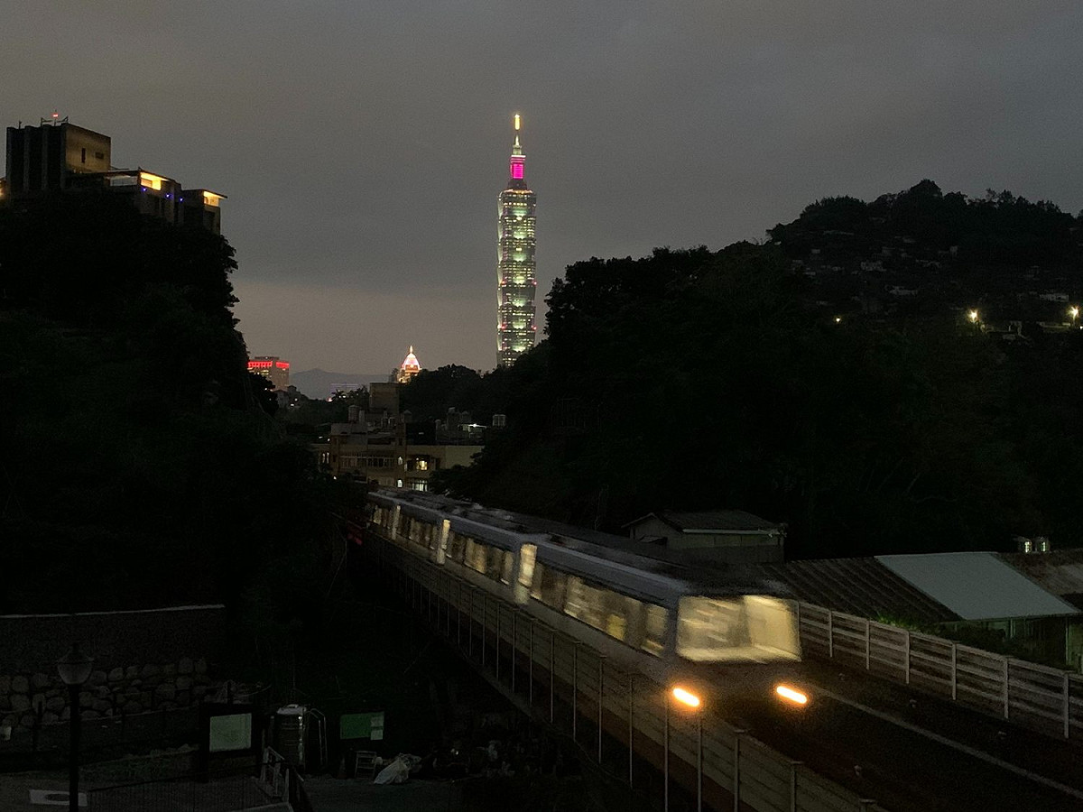 步道支線可拍攝101和捷運文湖線同框的景色。 圖：台北市大地處／提供
