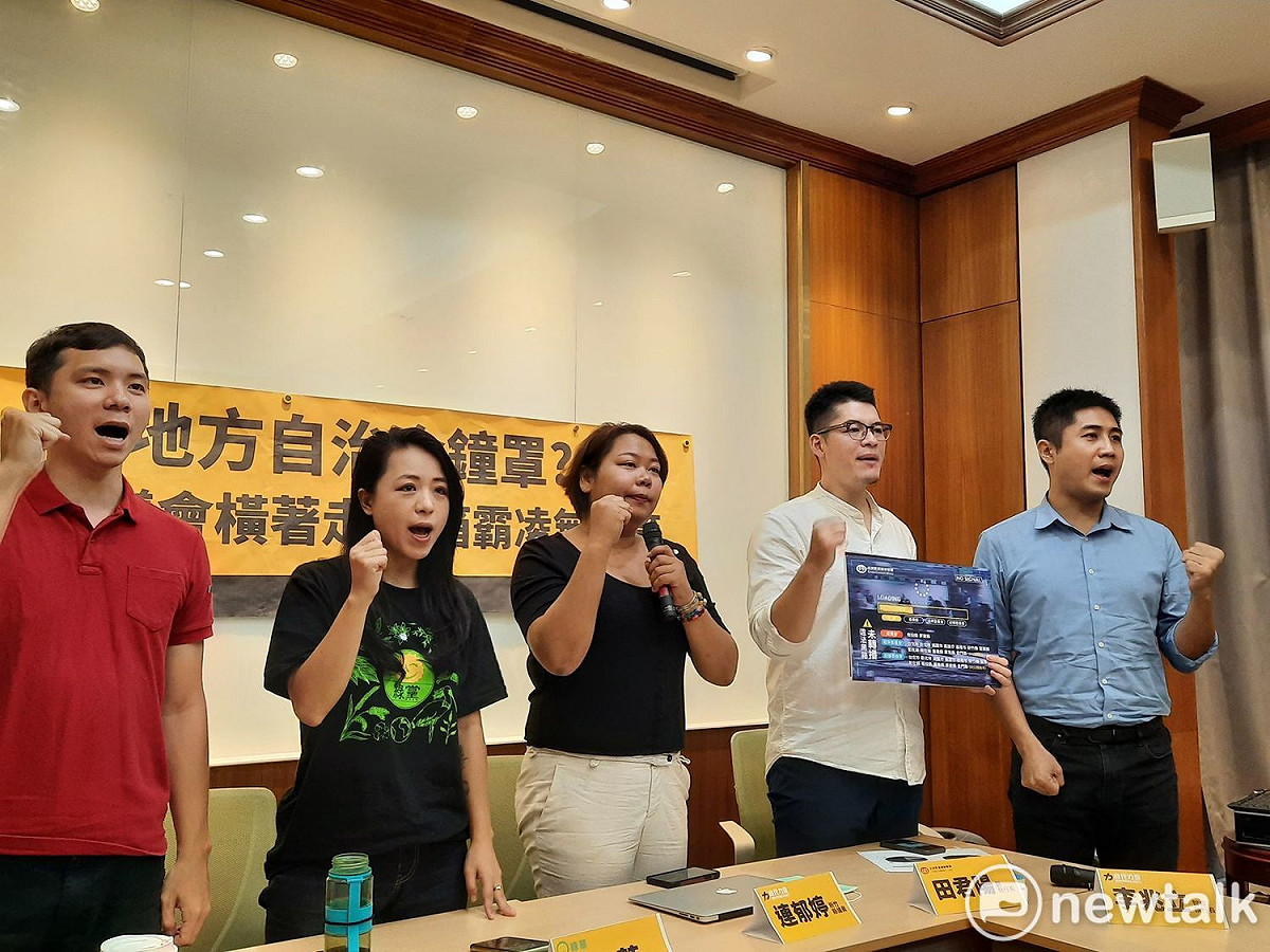 連郁婷、綠黨秘書長張竹芩等人，要求內政部盡速落實公開透明。 圖:陳佩君/攝