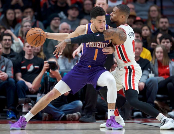 Draymond Green認為Devin Booker(左)留在太陽對生涯沒幫助。 圖／美聯社／達志影像