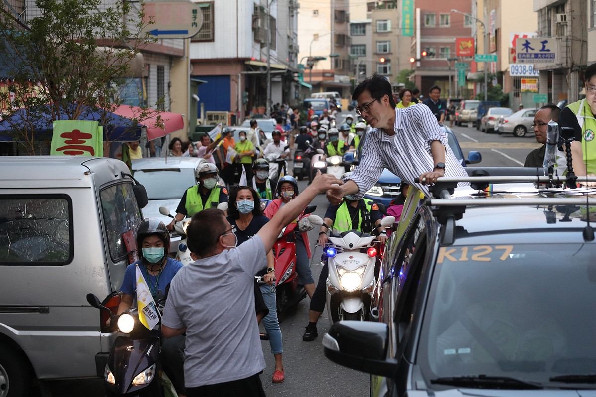 陳其邁在宣傳車上與支持者握手。 圖：陳其邁競辦/提供