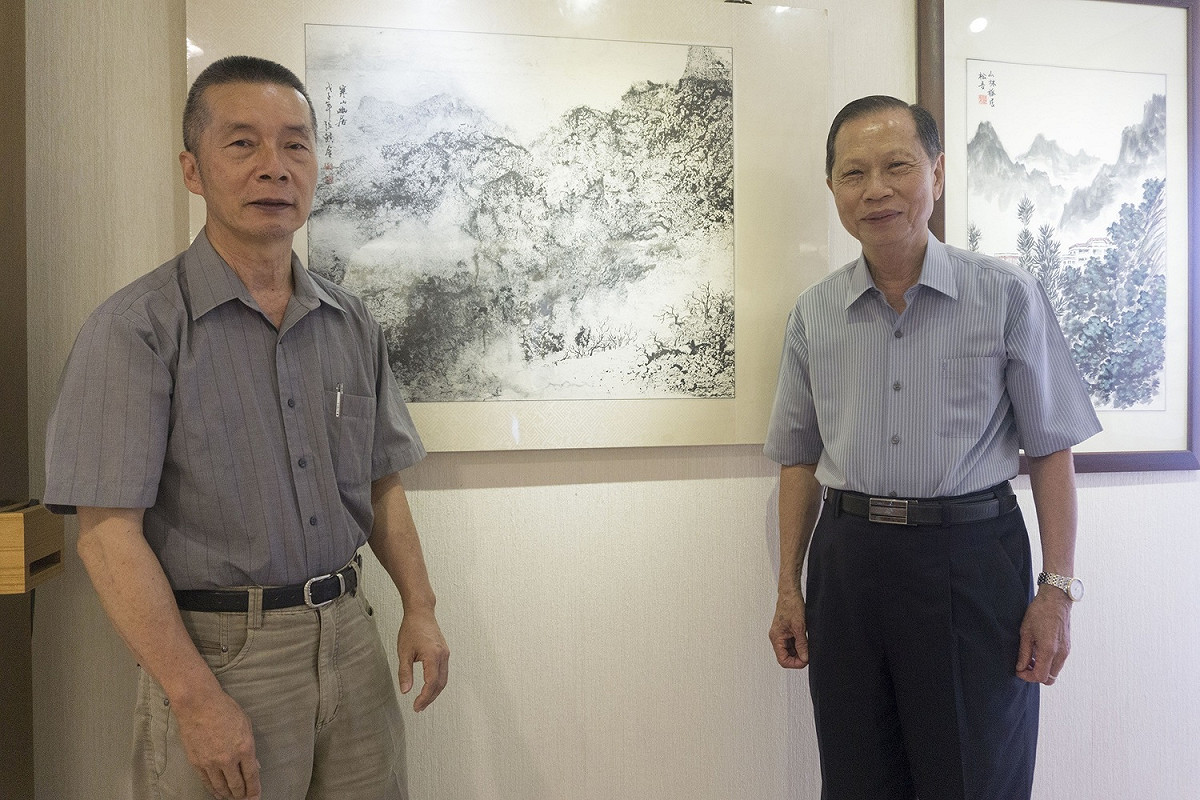 蕭董事長與張鎮金老師在寒山幽居作品前合照留念。 圖：萬和宮/提供