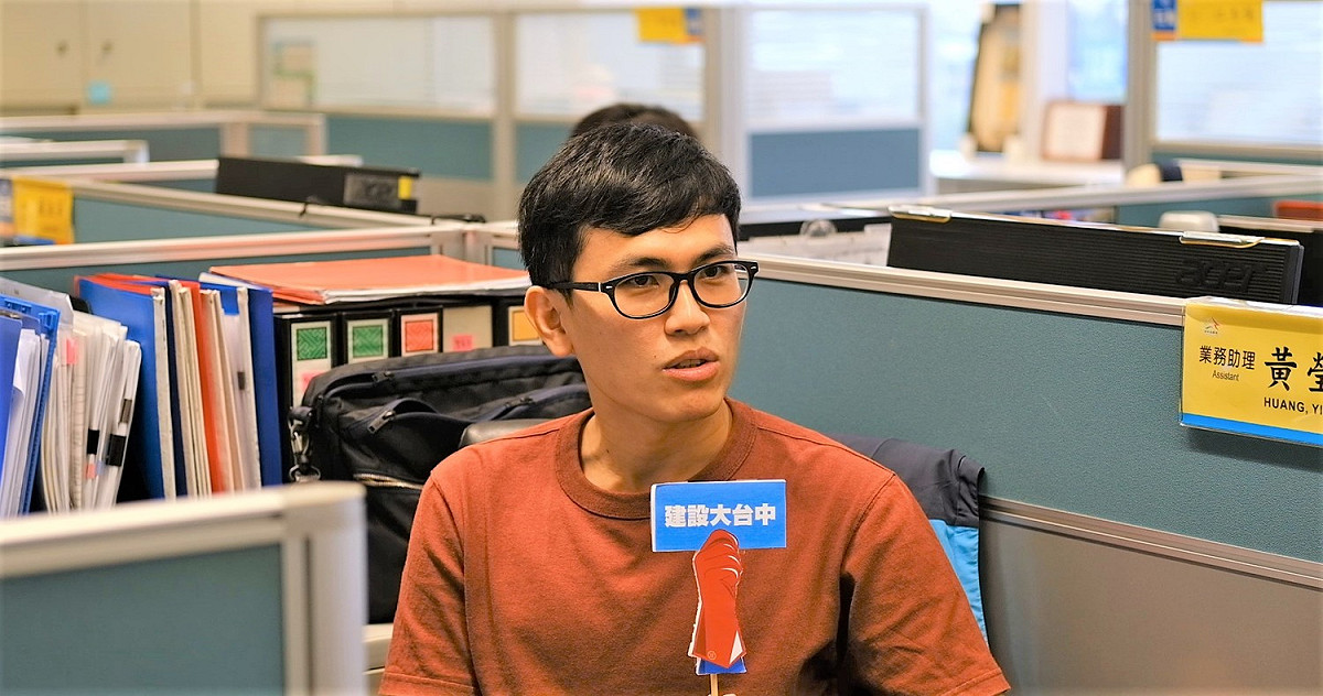 超神隊友建築工程管理科潘昱維照顧孩子親力親為。 圖：台中市政府建設局/提供