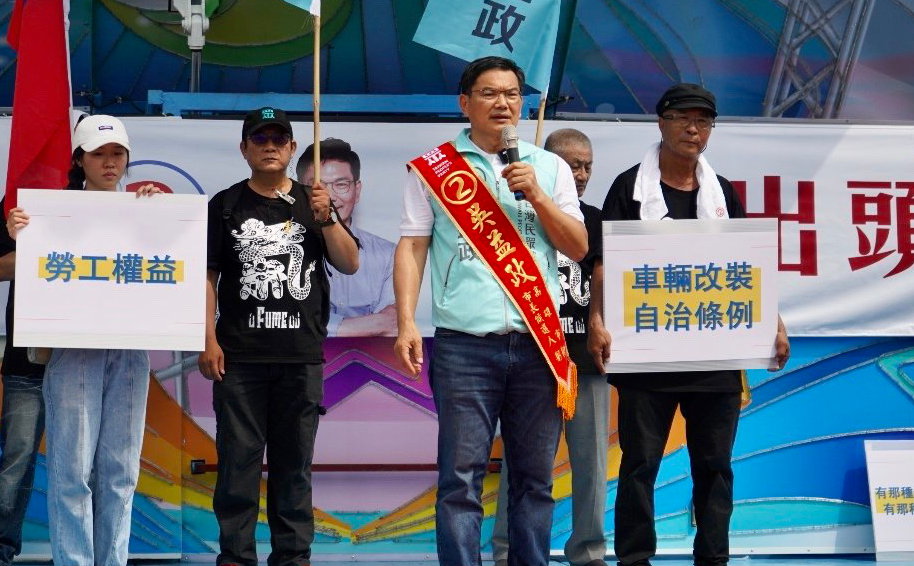 吳益政為老車聯盟遊行活動站台。 圖：吳益政競辦/提供
