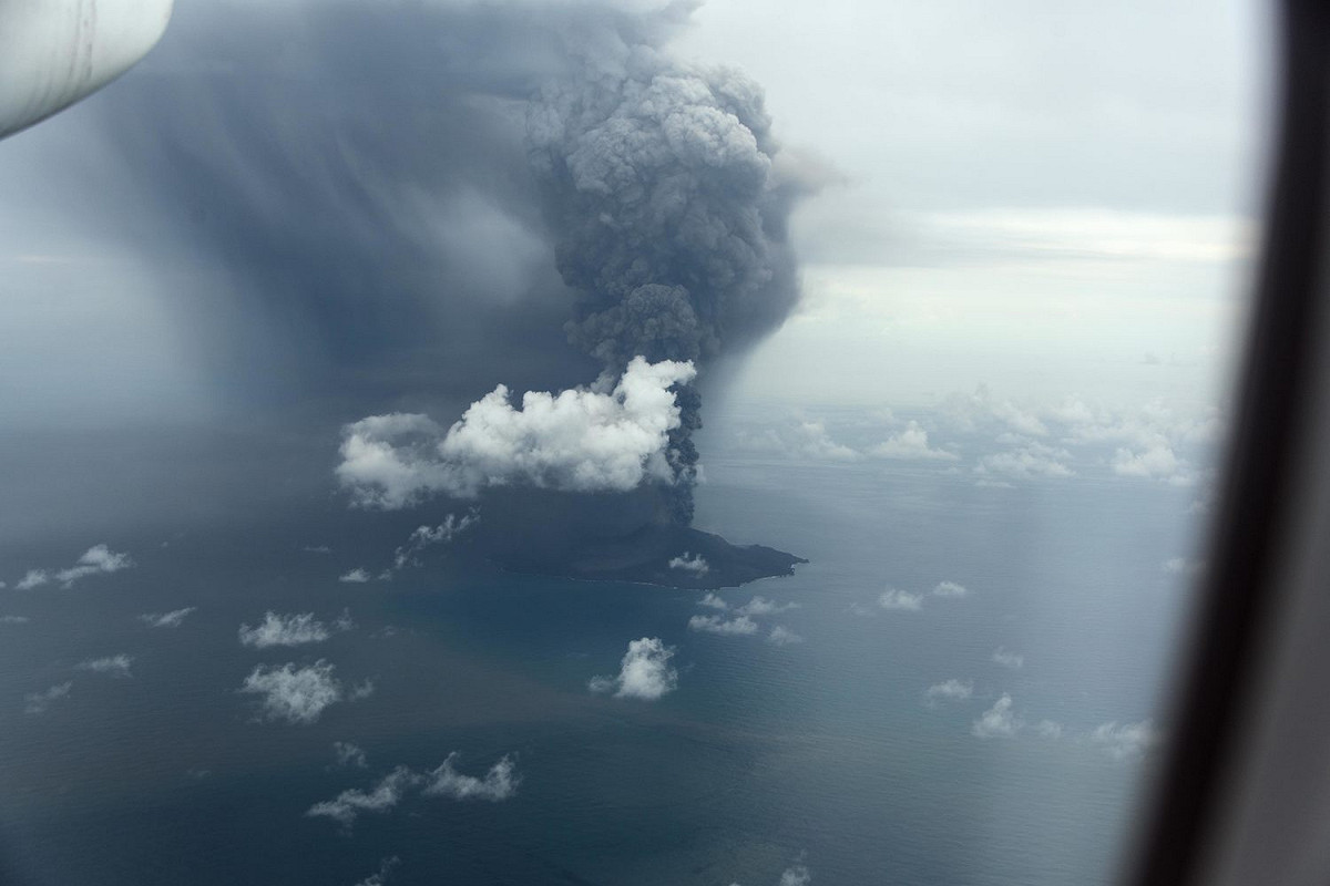 日本西之島火山噴發，火山灰飄到台灣影響東部空氣品質。 圖：日本海上保安廳網頁