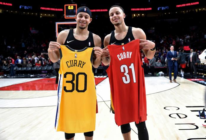 Seth Curry和哥哥Stephen Curr交換球衣。 圖／美聯社／達志影像