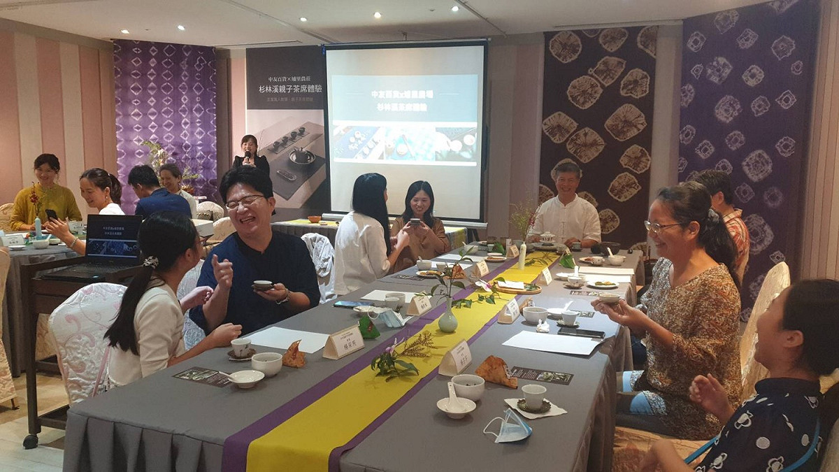 主辦單位安排子女為父親奉茶表達感恩。 圖：中友百貨/提供