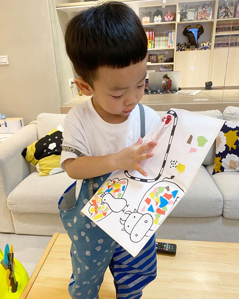 蔡桃貴跟爸爸蔡阿嘎解釋卡片內容。 圖：翻攝蔡阿嘎臉書粉絲專頁