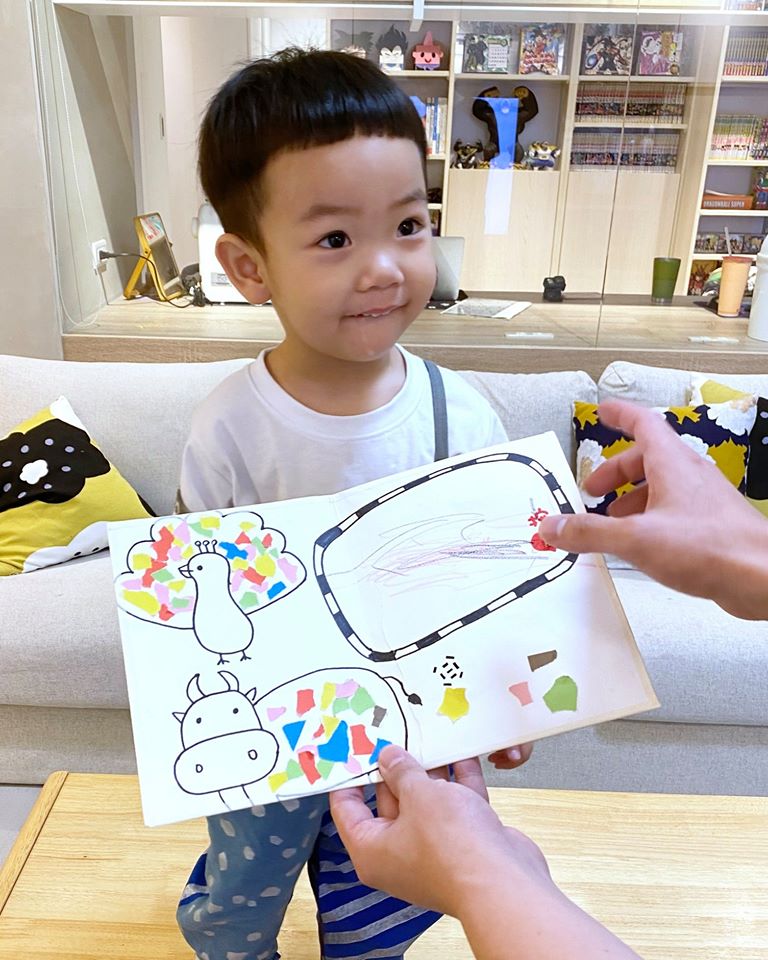 蔡桃貴與媽媽二伯一起做手工卡片送給蔡阿嘎。 圖：翻攝蔡阿嘎臉書粉絲專頁