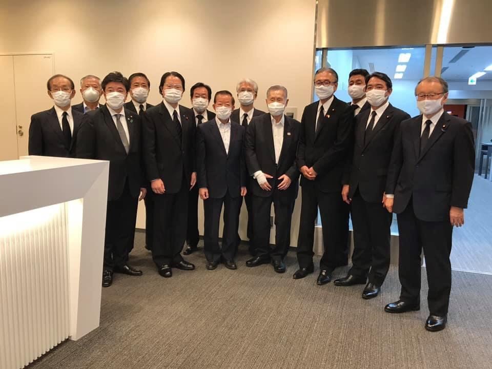 駐日代表謝長廷為即將出發進行一天來回行程的跨黨派弔唁團送行致意。 圖:翻攝自謝長廷臉書