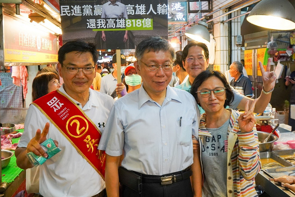 柯文哲今上午陪同民眾黨高雄市長候選人吳益政到市場掃街拜票。 圖：民眾黨／提供