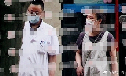 她的醫生排她走出醫院，目送她與助理離開。 圖：翻攝微博