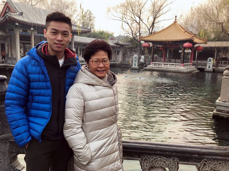 香港特首林鄭月娥就讀美國哈佛大學的次子林約希(左)近來行蹤不明。 圖：翻攝自林鄭月娥臉書
