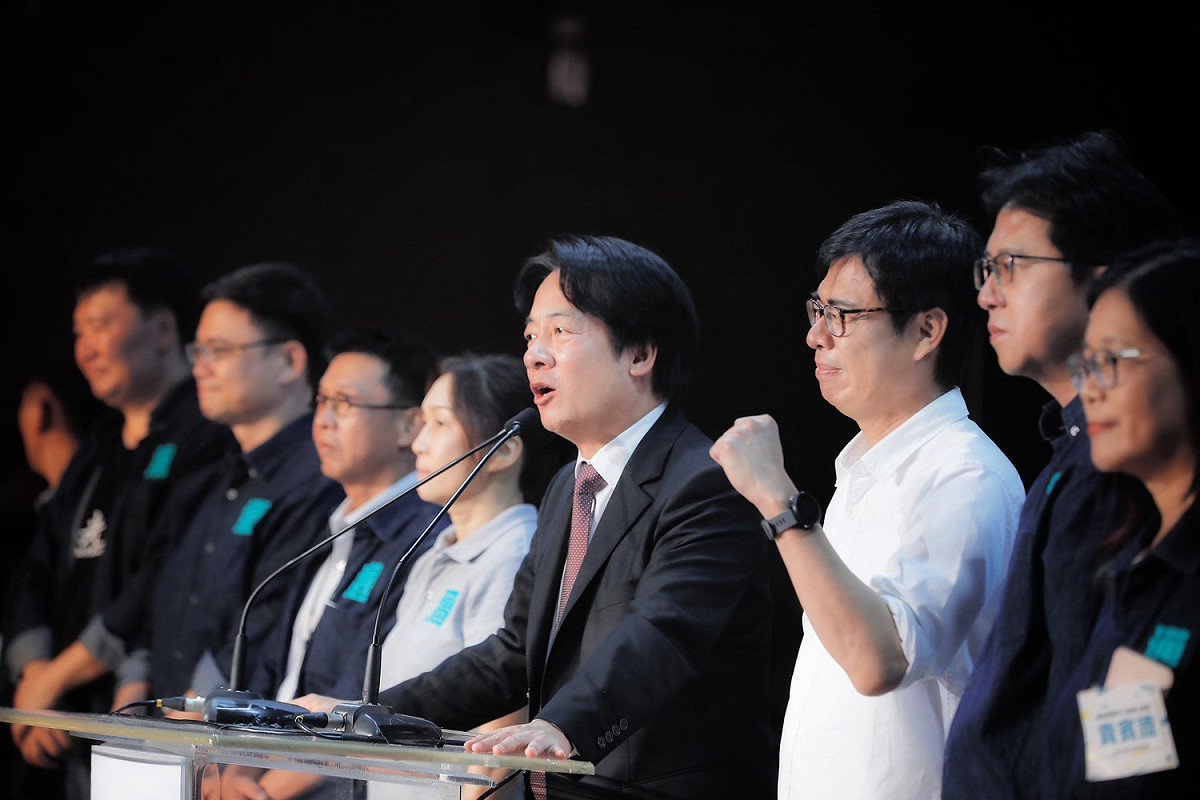 賴清德(右四)南下橋頭為陳其邁(右三)站台輔選。 圖：陳其邁競辦/提供