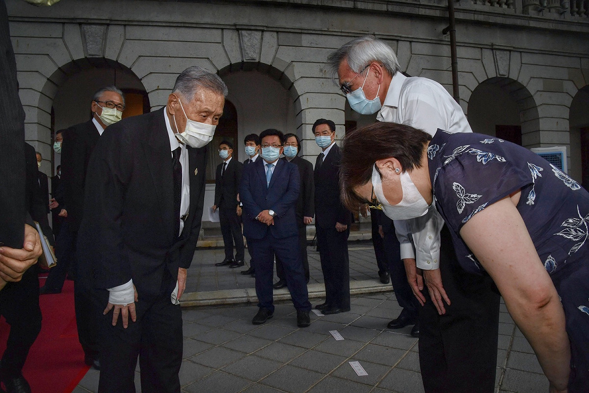 森喜朗弔唁前總統李登輝，並向李登輝女兒李安妮（前右）致意。 圖：中央社/提供