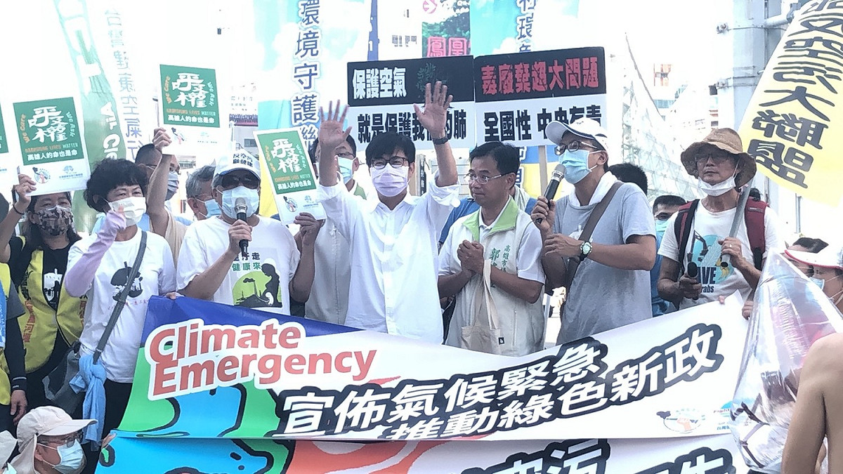 陳其邁(中)參與高雄抗暖化反空污顧健康遊行。 圖：南部反空污聯盟/提供