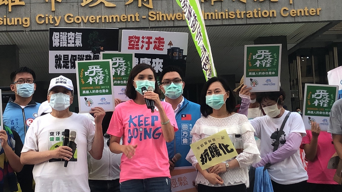 李眉蓁(前排中)參與高雄抗暖化反空污顧健康遊行。 圖：南部反空污聯盟/提供