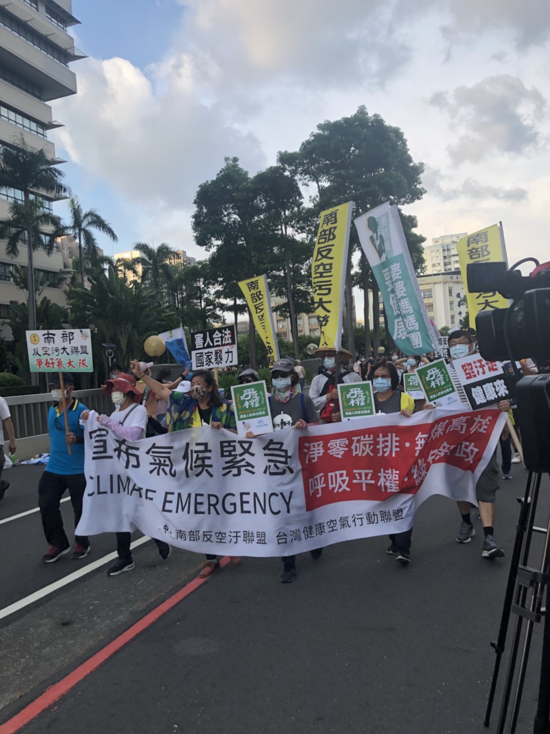 由南部環團發起的高雄抗暖化反空污顧健康遊行。 圖：南部反空污聯盟/提供